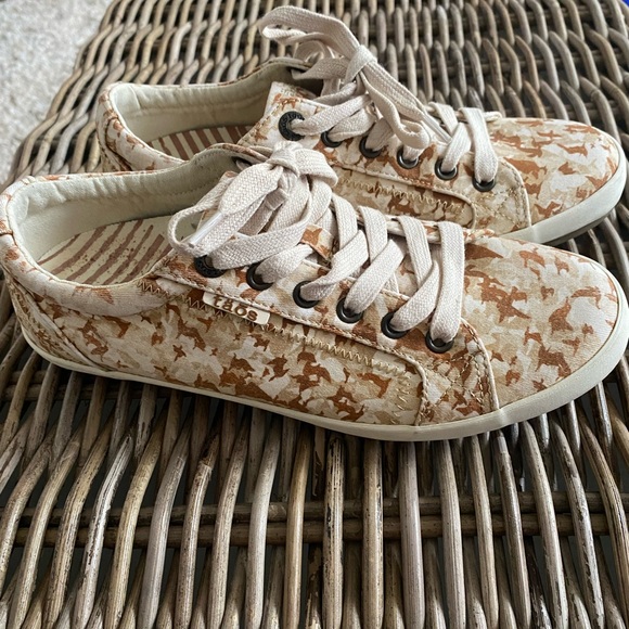 Taos Footwear star color desert camo like new only worn once. No damage - Picture 3 of 4